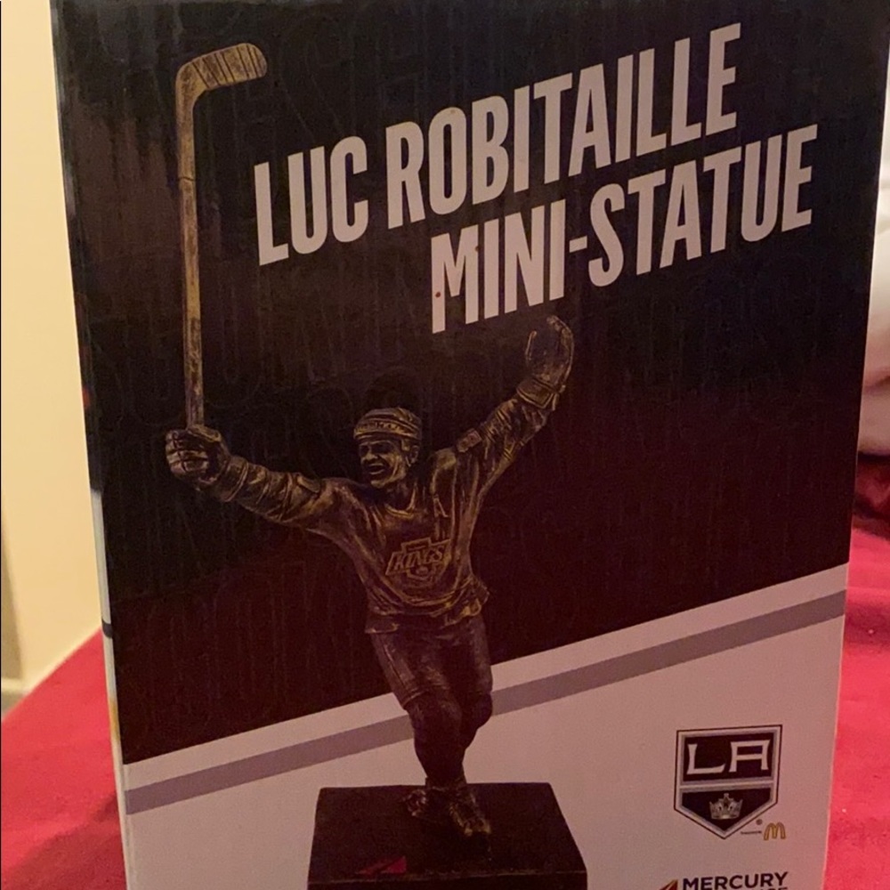 Luc Robitaille mini statue. los Angeles Kings